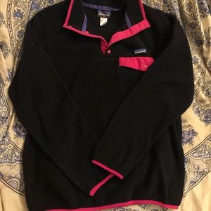 black and pink women’s synchilla fleece pullover